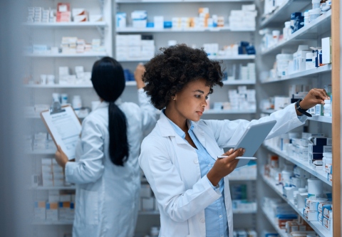 pharmacists-doing-inventory